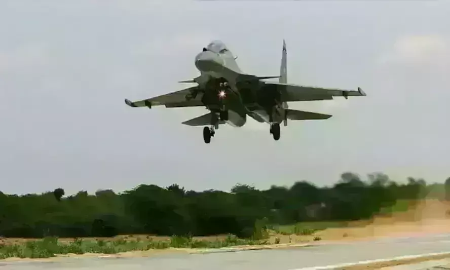 वायुसेना ने दिखाई ताकत, राजस्थान में हाइवे पर उतरे तेजस, जगुआर और सुखोई-30  लड़ाकू विमान