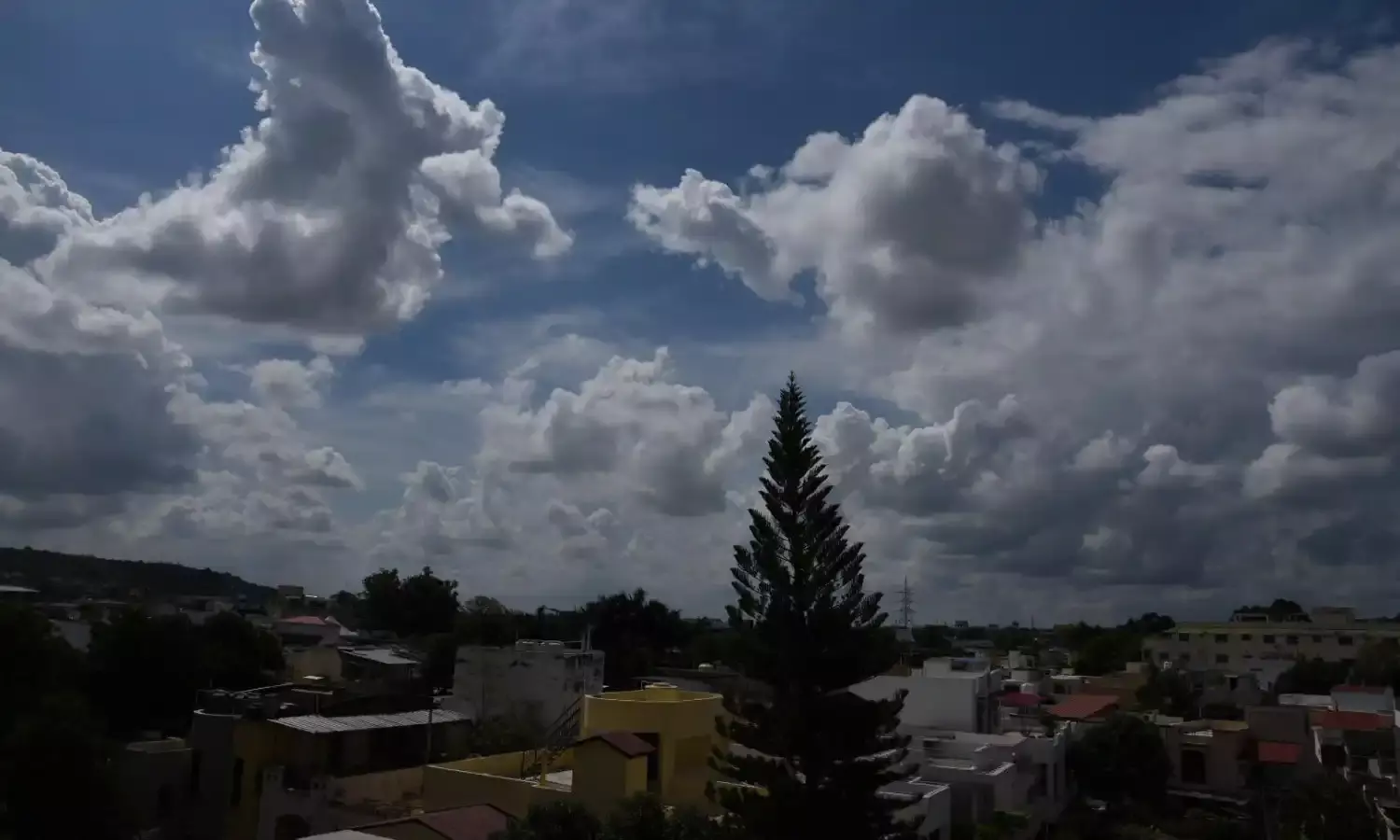 मध्यप्रदेश में बेमौसम बादल और बारिश ने दिलाई गर्मी से राहत, प्रदेश का अधिकतम तापमान 10 डिग्री गिरा