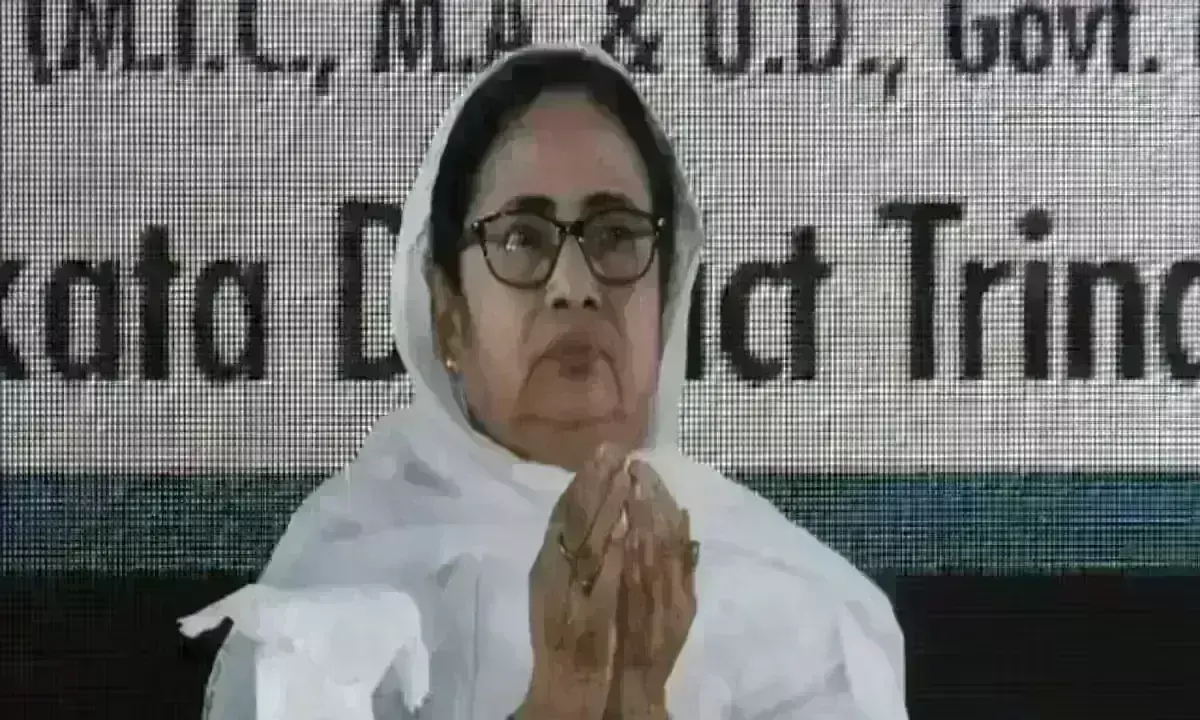 ईद की नमाज में शामिल हुई ममता बनर्जी, कहा - एक भी वोट किसी दूसरे दल को ना दें