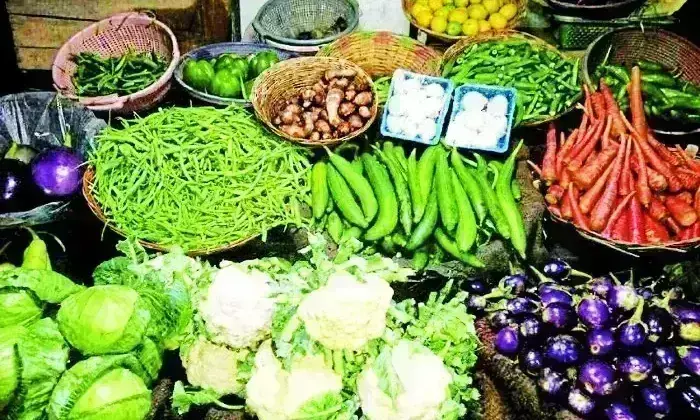 ग्वालियर में महंगी सब्जियों ने बिगाड़ा बजट, नींबू, अदरक, लहसन 160- आलू हुआ 30 रुपए किलो