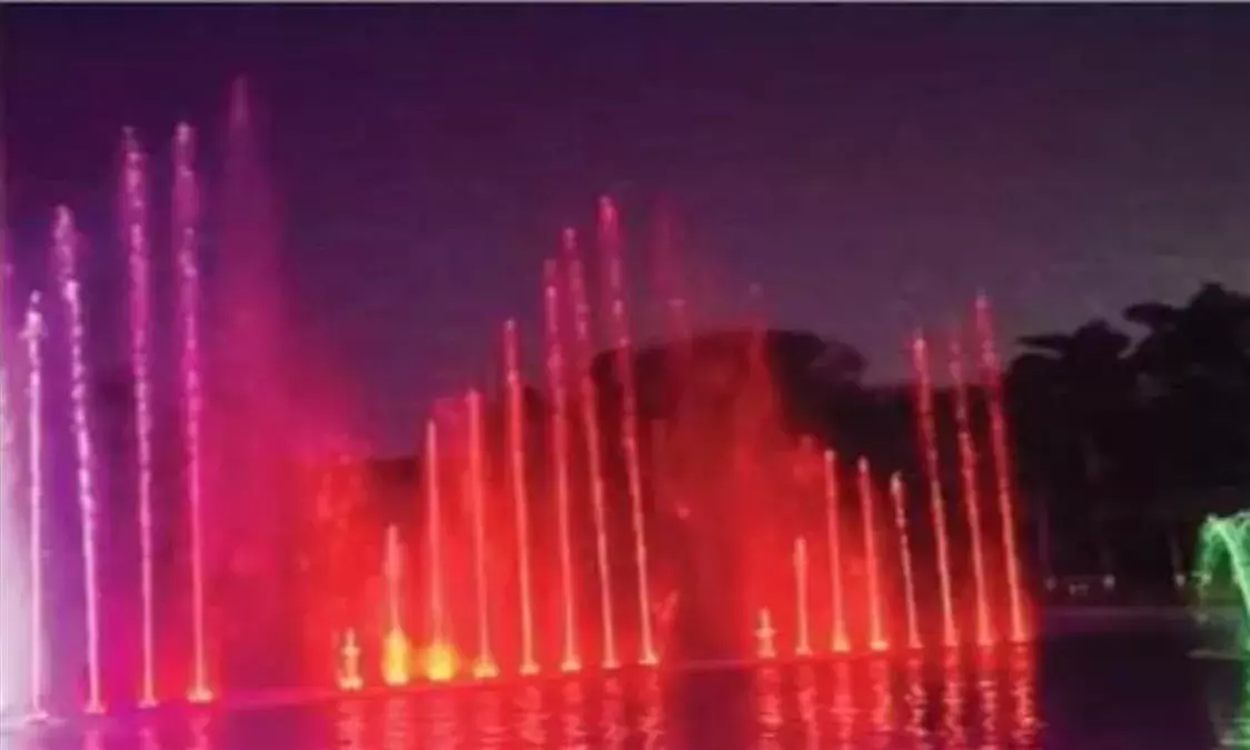 कटोराताल के पानी से आ रही बदबू, घटने लगे सैलानी