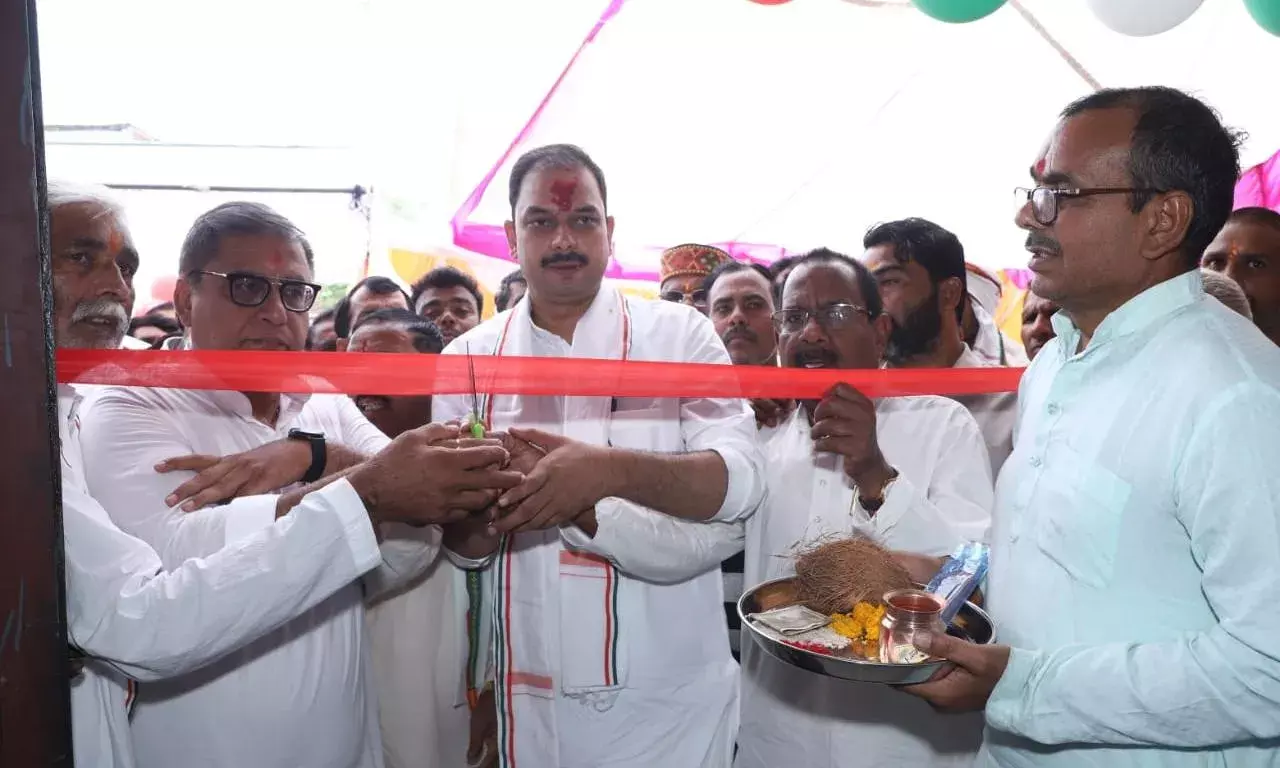 प्रवीण पाठक ने बाबूजी के छुए पैर, खिलाई मिठाई