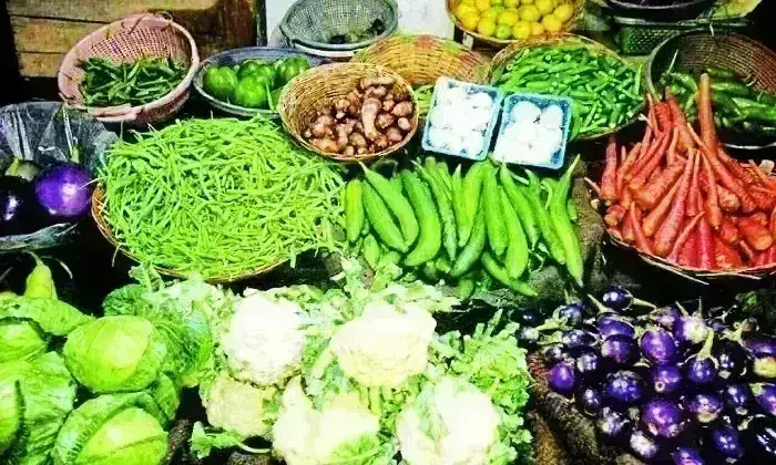 ग्वालियर में महंगी सब्जियों ने बिगाड़ा बजट, नींबू, अदरक, लहसन 160- आलू हुआ 30 रुपए किलो