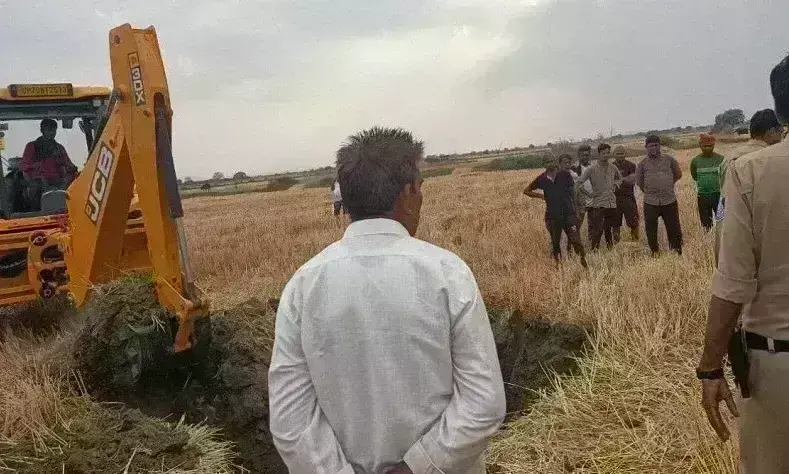 रीवा में बोरवेल में गिरा 6 साल का मासूम, 40 फीट की गहराई में फंसा