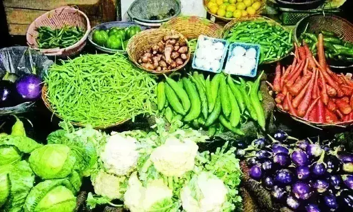 ग्वालियर में महंगी सब्जियों ने बिगाड़ा बजट, नींबू, अदरक, लहसन 160- आलू हुआ 30 रुपए किलो