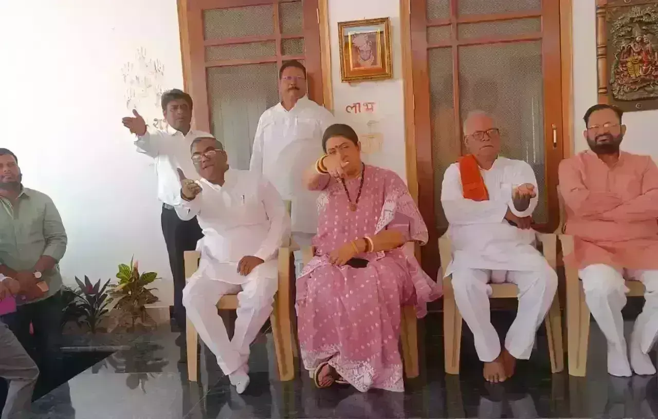 अखिलेश यादव के वोटबैंक पर स्मृति ईरानी की गहरी चोट, मेदन मेवई में यदुवंशियों का महाकुंभ