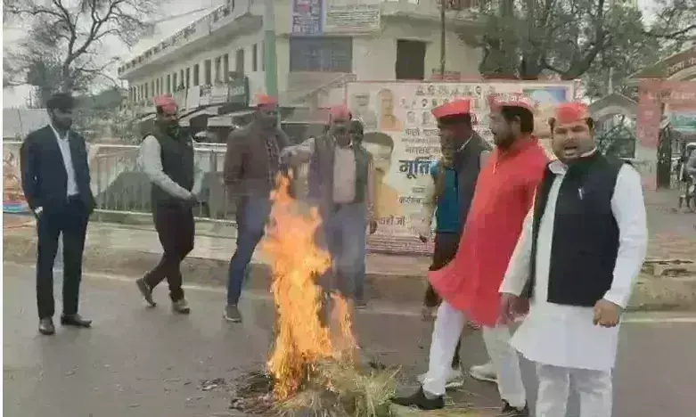 सपा नेताओं ने अपने ही उम्मीदवार का फूंका पुतला, हाईकमान से बदलने की मांग