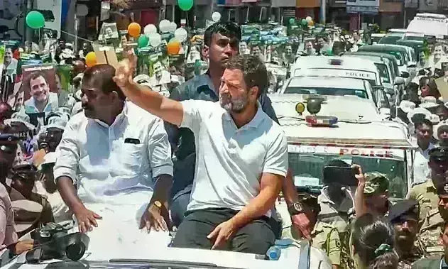 चुनाव आयोग ने राहुल गांधी के हेलीकॉप्टर की जांच की, वायनाड में किया रोड शो