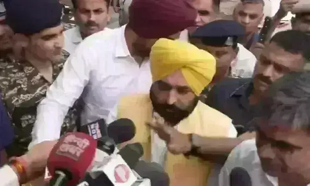 जेल में अरविंद केजरीवाल से मिलकर भावुक हुए भगवंत मान, कहा - आतंकियों जैसा हो रहा व्यवहार