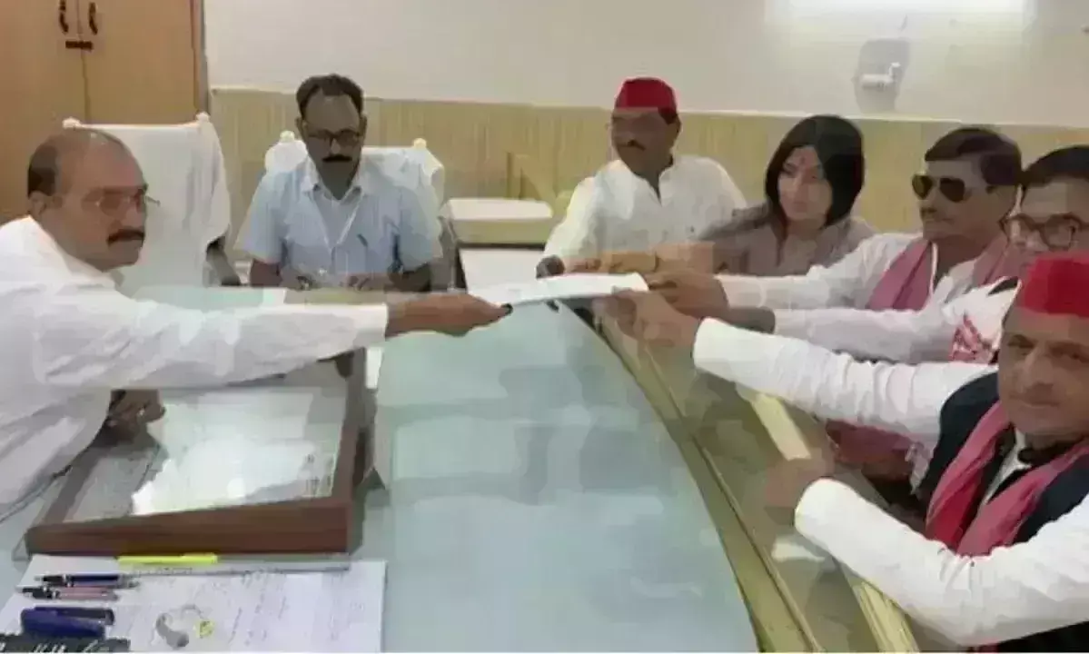 मैनपुरी से डिंपल यादव ने भरा नामांकन, पति अखिलेश और चाचा शिवपाल रहे मौजूद