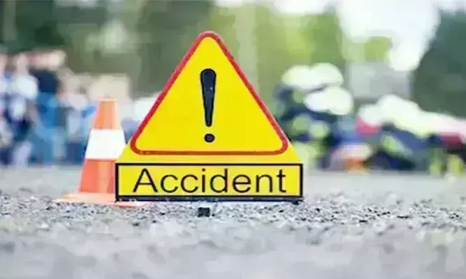 इंदौर में बस से टकराई एम्बुलेंस, ड्राइवर की मौत