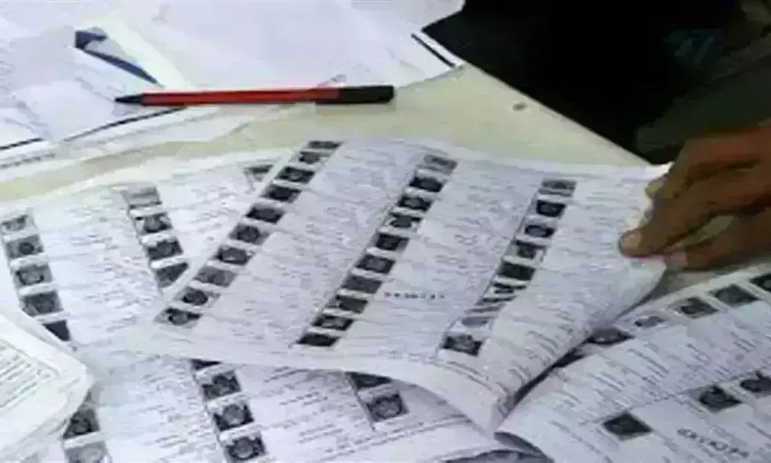 यदि नहीं है Voter ID तो टेंशन ना लें, इन...12 वैकल्पिक दस्तावेजों को दिखाकर कर सकते है मतदान यदि नहीं है Voter ID तो टेंशन ना लें, इन...12 वैकल्पिक दस्तावेजों को दिखाकर कर सकते है मतदान