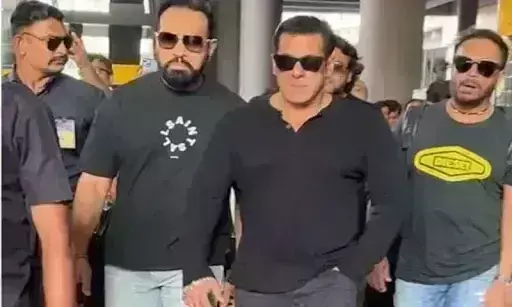 घर पर फायरिंग के बाद पहली बार पब्लिक प्लेस पर दिखे सलमान खान, एक इवेंट के लिए दुबई रवाना घर पर फायरिंग के बाद पहली बार पब्लिक प्लेस पर दिखे सलमान खान, एक इवेंट के लिए दुबई रवाना