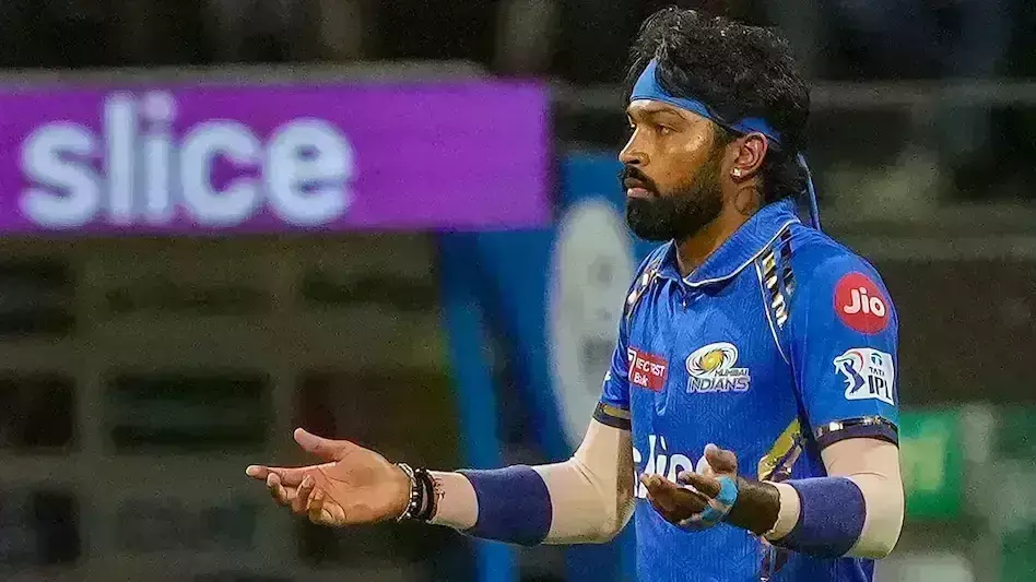 धीमी ओवर गति हार्दिक पंड्या को पड़ी भारी, BCCI ने लगाया जुर्माना धीमी ओवर गति हार्दिक पंड्या को पड़ी भारी, BCCI ने लगाया जुर्माना
