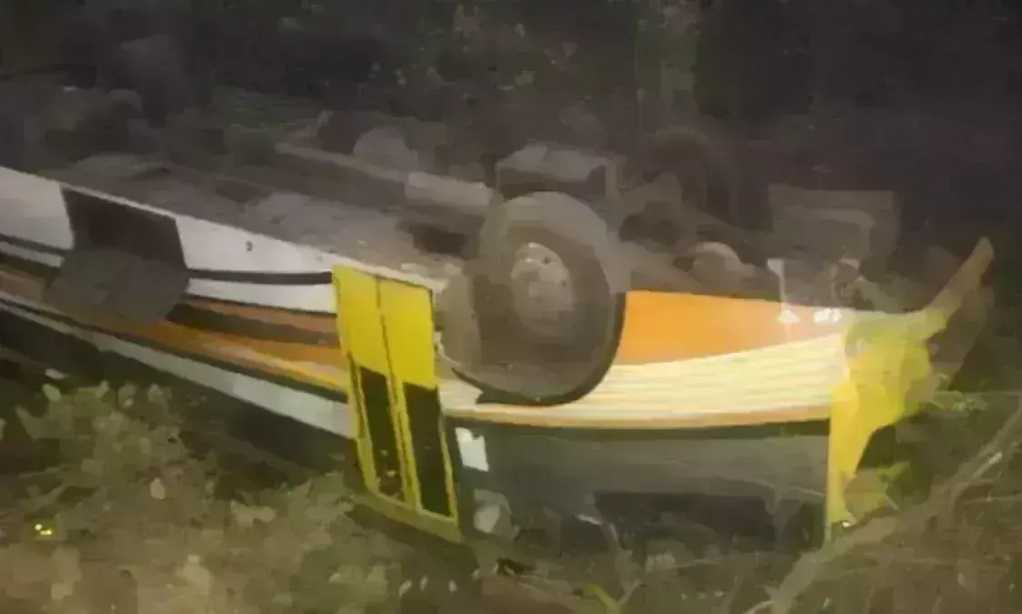 मप्र में बड़ा हादसा, चुनाव ड्यूटी से लौट रहे पुलिस जवानों की बस पलटी, 21 जवान घायल मप्र में बड़ा हादसा, चुनाव ड्यूटी से लौट रहे पुलिस जवानों की बस पलटी, 21 जवान घायल