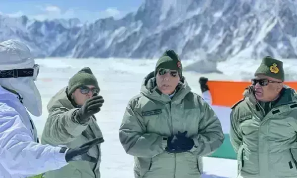 दुनिया के सबसे ऊंचे युद्ध क्षेत्र सियाचिन पहुंचे रक्षामंत्री राजनाथ सिंह, जवानों का बढ़ाया हौंसला