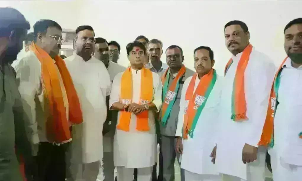ज्योतिरादित्य सिंधिया ने कांग्रेस को दिया झटका, चंदेरी नगर पालिका अध्यक्ष समेत 3 पार्षदों को दिलाई भाजपा की सदस्यता
