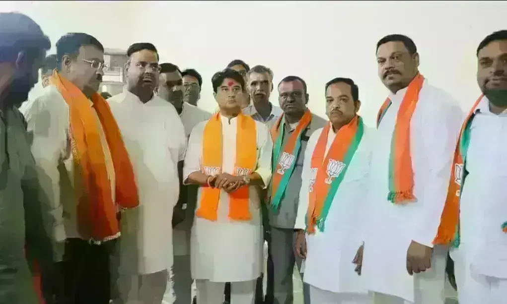 ज्योतिरादित्य सिंधिया ने कांग्रेस को दिया झटका, चंदेरी नगर पालिका अध्यक्ष समेत 3 पार्षदों को दिलाई भाजपा की सदस्यता