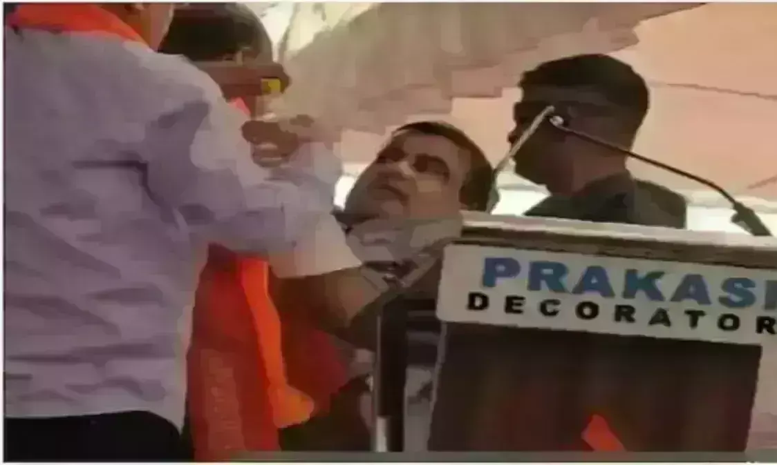 भाषण देते हुए मंच पर बेहोश हुए नितिन गडकरी, कार्यकर्ता तुरंत ले गए अस्पताल भाषण देते हुए मंच पर बेहोश हुए नितिन गडकरी, कार्यकर्ता तुरंत ले गए अस्पताल