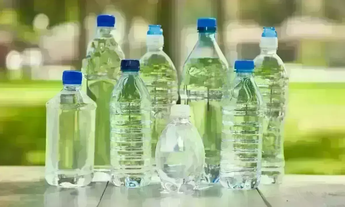 15 का पानी 20 रुपए में बेचना पड़ा महंगा, स्टॉल संंचालकों पर लगा जुर्माना