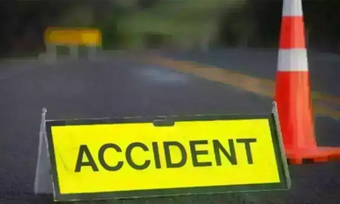 ग्वालियर-इटावा हाइवे पर बोलेरो से टकराई श्रद्धालुओं की कार, एक महिला की मौत