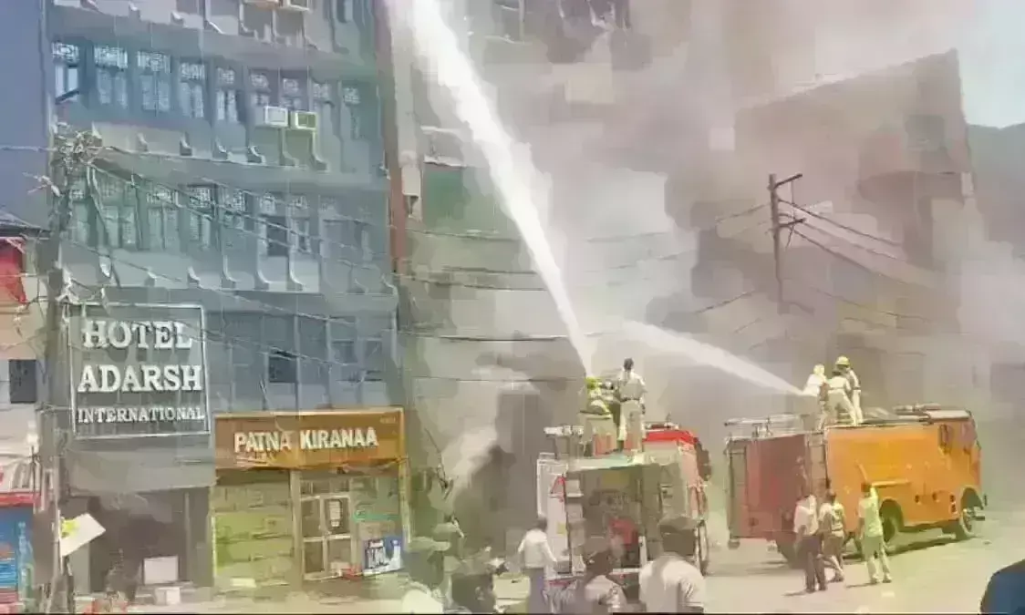 पटना के होटल में लगी भीषण आग, 6 लोगों की जलकर मौत, 20 झुलसे पटना के होटल में लगी भीषण आग, 6 लोगों की जलकर मौत, 20 झुलसे