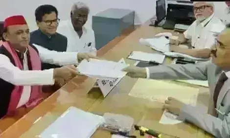 सपा सुप्रीमो अखिलेश यादव ने कन्नौज से भरा नामांकन, भाजपा के सुब्रत पाठक से होगा मुकाबला