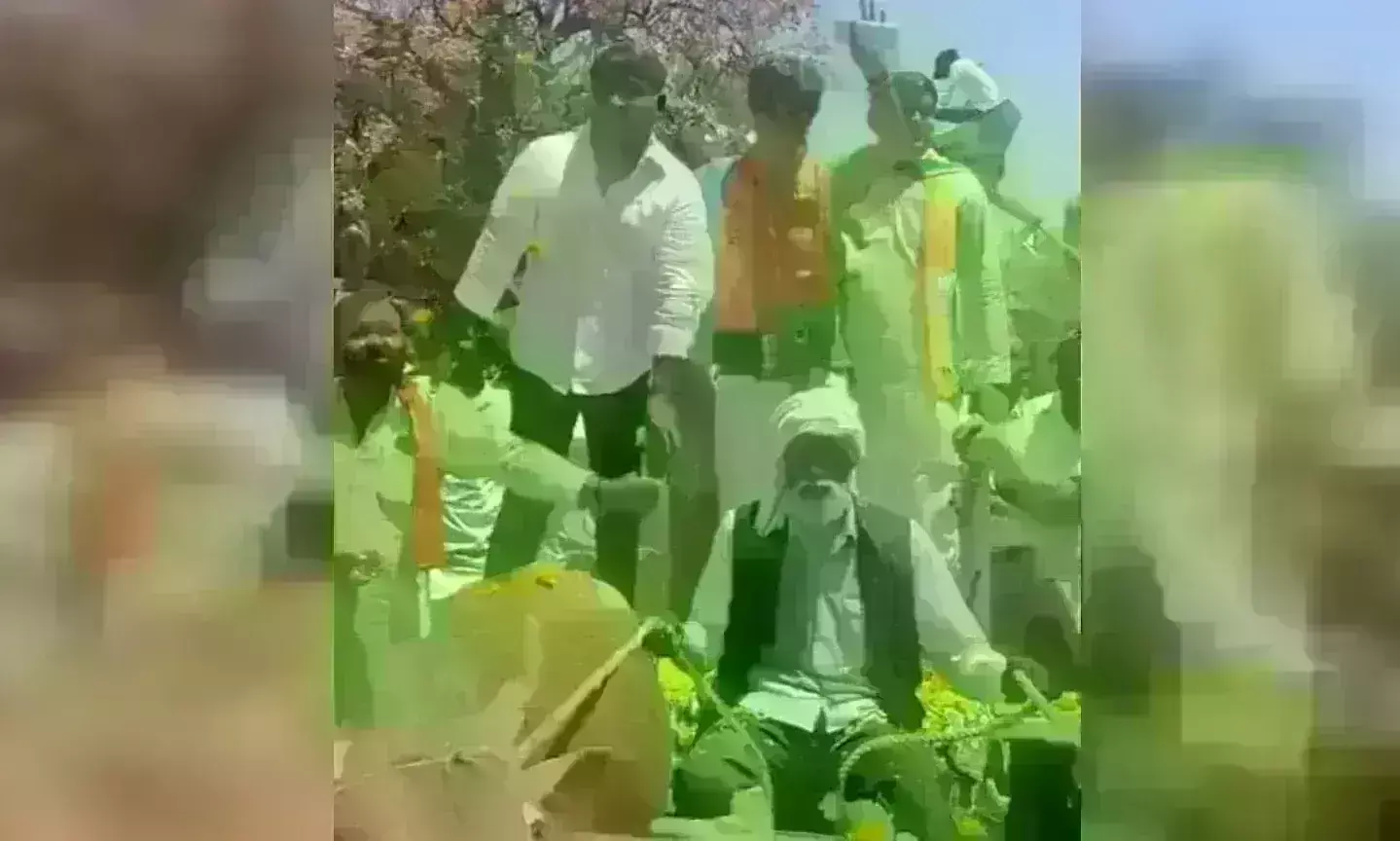 बैलगाड़ी में बैठकर महाआर्यमन सिंधिया ने पिता के लिए मांगे वोट, समर्थकों ने जेसीबी से बरसाए फूल