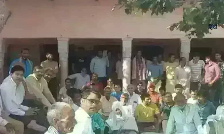मथुरा में ग्रामीणों ने किया मतदान का बहिष्कार , कहा - रोड नहीं तो वोट नहीं