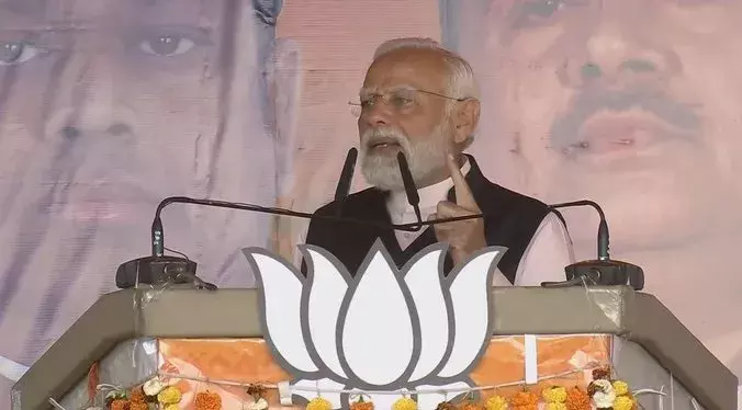 बंगाल में TMC पर बरसे मोदी, कहा - केंद्र से भेजा गया पैसा खा जाते हैं ममता की सरकार के मंत्री बंगाल में TMC पर बरसे मोदी, कहा - केंद्र से भेजा गया पैसा खा जाते हैं ममता की सरकार के मंत्री