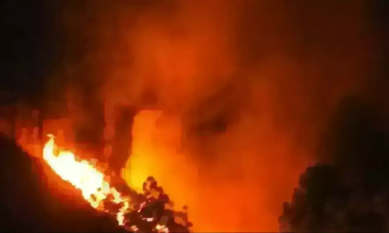 उत्तराखंड के जंगल में लगी आग, हेलिकॉप्टर से पाया गया काबू उत्तराखंड के जंगल में लगी आग, हेलिकॉप्टर से पाया गया काबू