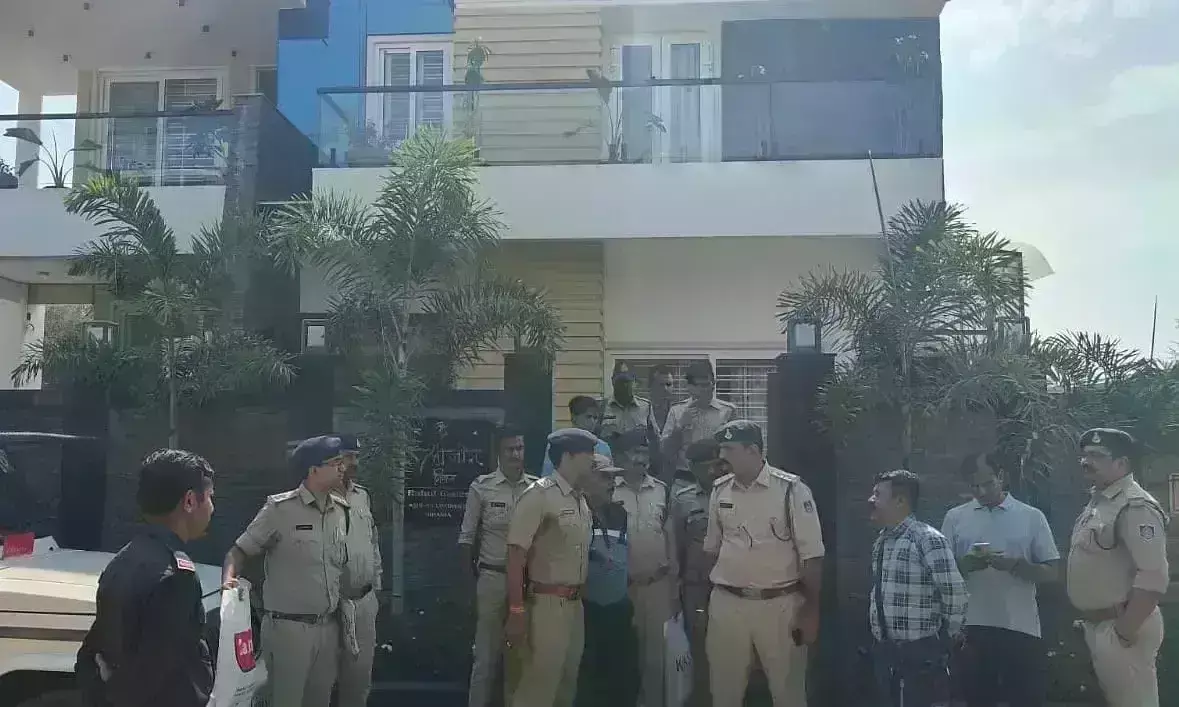 इंदौर नगर निगम फर्जी बिल घोटाला केस में ठेकेदार राहुल वढेरा के घर छापा, तलाशी जारी इंदौर नगर निगम फर्जी बिल घोटाला केस में ठेकेदार राहुल वढेरा के घर छापा, तलाशी जारी