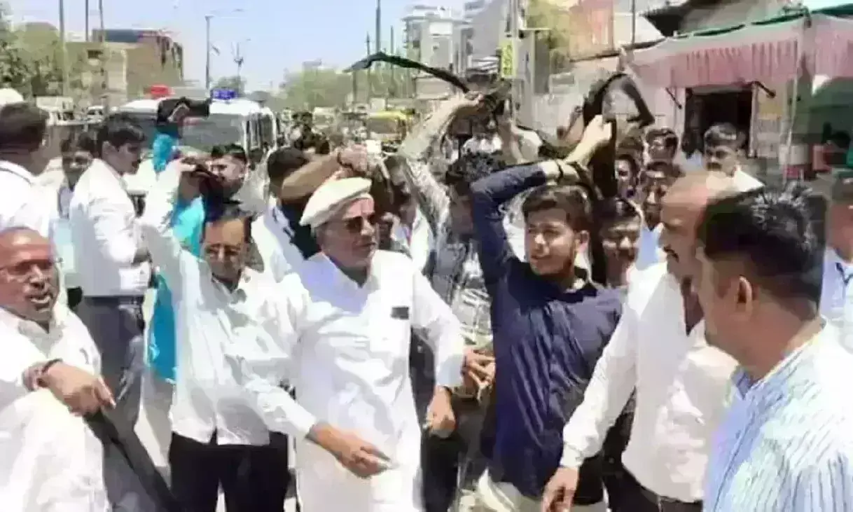 गुजरात में क्षत्रिय समाज ने राहुल गांधी को काले झंडे दिखाए, विरोध में लगाएं नारे गुजरात में क्षत्रिय समाज ने राहुल गांधी को काले झंडे दिखाए, विरोध में लगाएं नारे