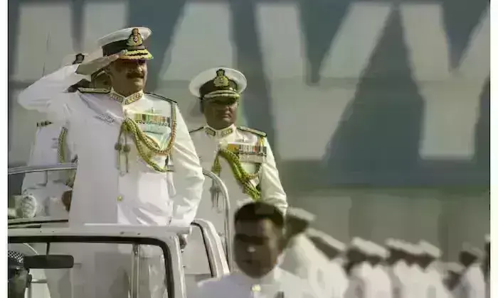 देश के 26वें नौसेना प्रमुख बने वाइस एडमिरल दिनेश त्रिपाठी, कार्यभार संभाला