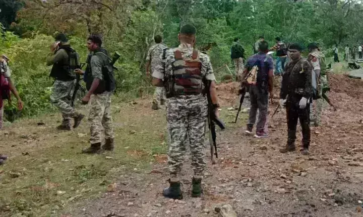 छत्तीसगढ़ में नक्सली घिरे, मुठभेड़ जारी, तीन के मारे जाने की सूचना छत्तीसगढ़ में नक्सली घिरे, मुठभेड़ जारी, तीन के मारे जाने की सूचना