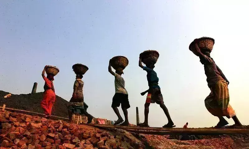 मजदूर दिवस : हम ने हर दौर के हाथों को हिना बख्शी है मजदूर दिवस : हम ने हर दौर के हाथों को हिना बख्शी है