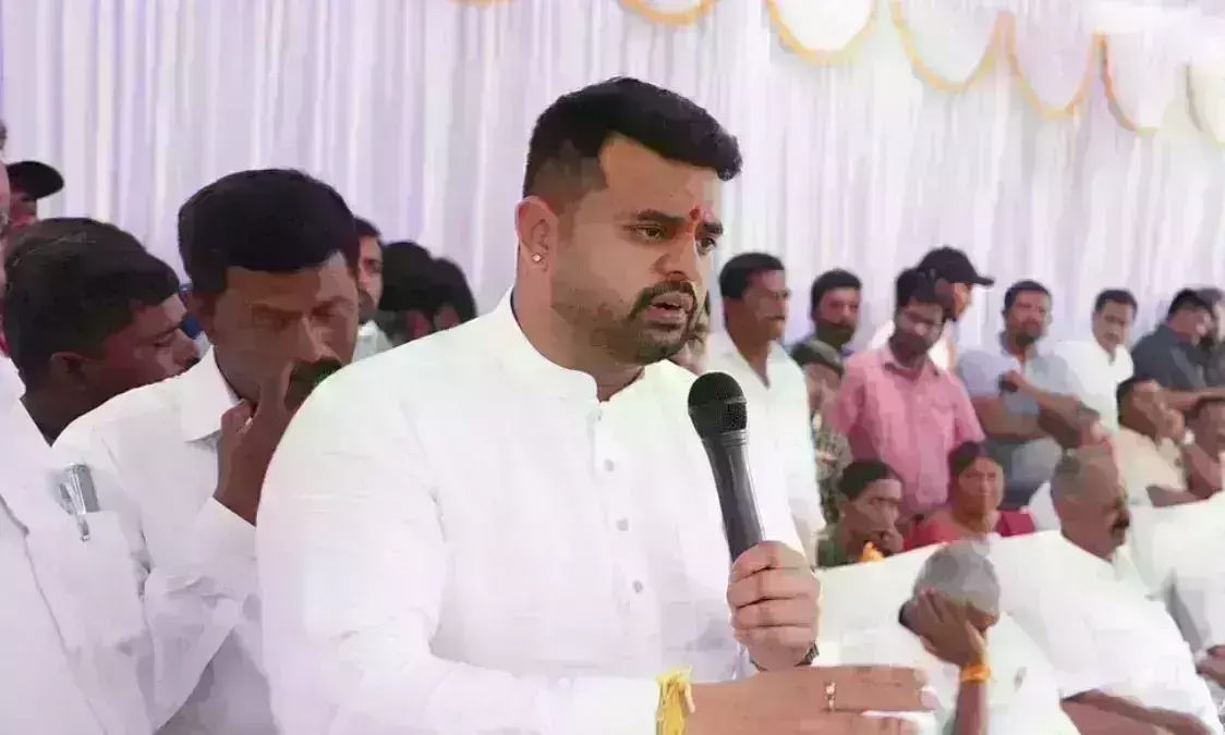 प्रज्वल रेवन्ना के खिलाफ बड़ा एक्शन, अश्लील वीडियो केस की जांच तक जेडी (एस ) से निष्काषित