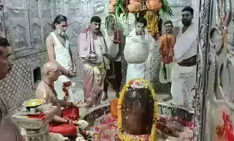 पं. धीरेंद्र शास्त्री ने महाकाल मंदिर में की पूजा अर्चना, कहा- भारत हिंदू राष्ट्र हो, धर्म विरोधियों की बंधे ठठरी पं. धीरेंद्र शास्त्री ने महाकाल मंदिर में की पूजा अर्चना, कहा- भारत हिंदू राष्ट्र हो, धर्म विरोधियों की बंधे ठठरी