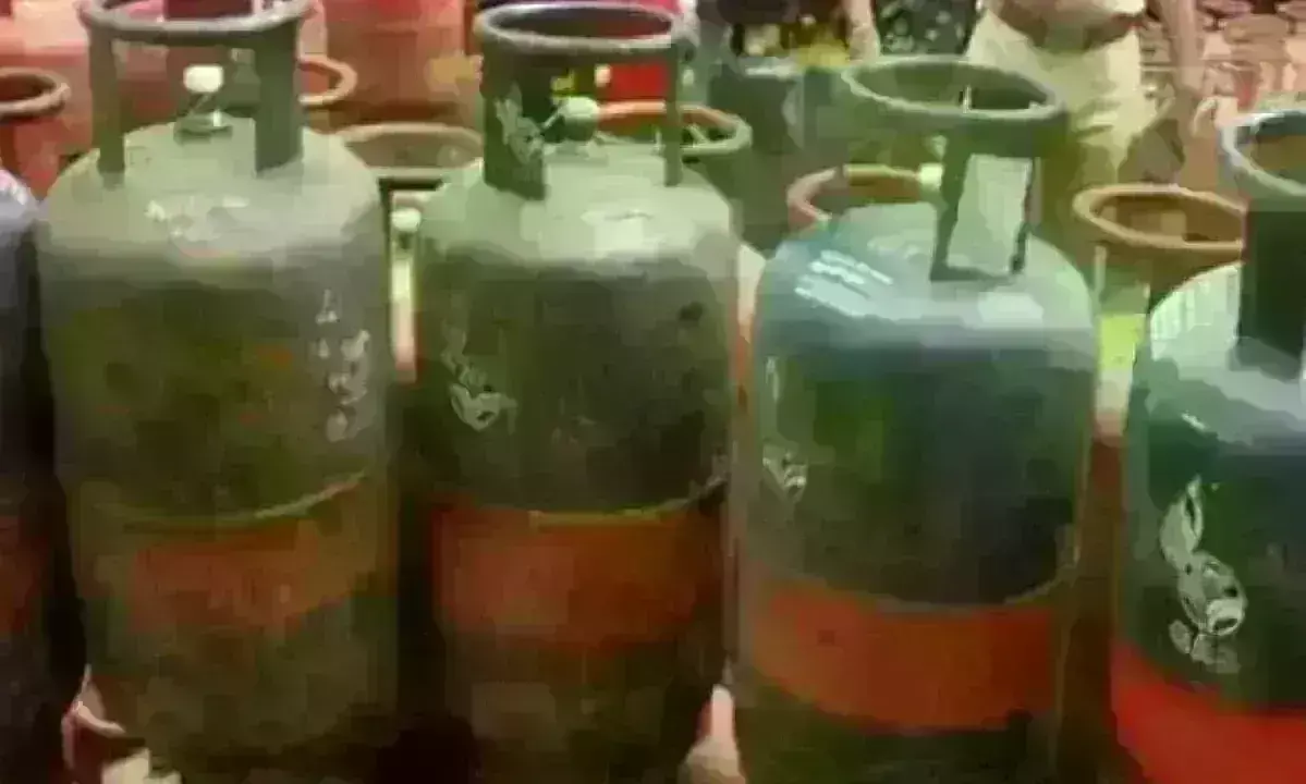 महंगाई के मोर्चे पर राहत भरी खबर, कमर्शियल गैस सिलेंडर के दाम घटे