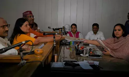 मेनका गांधी ने सुल्तानपुर से भरा नामांकन पत्र, जानिए राजनीतिक सफर