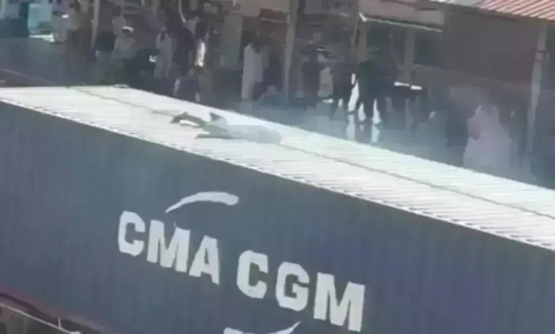 भोपाल में मालगाड़ी की छत पर चढ़ा युवक, हाईटेंशन लाइन पकड़ी, बुरी तरह झुलसा