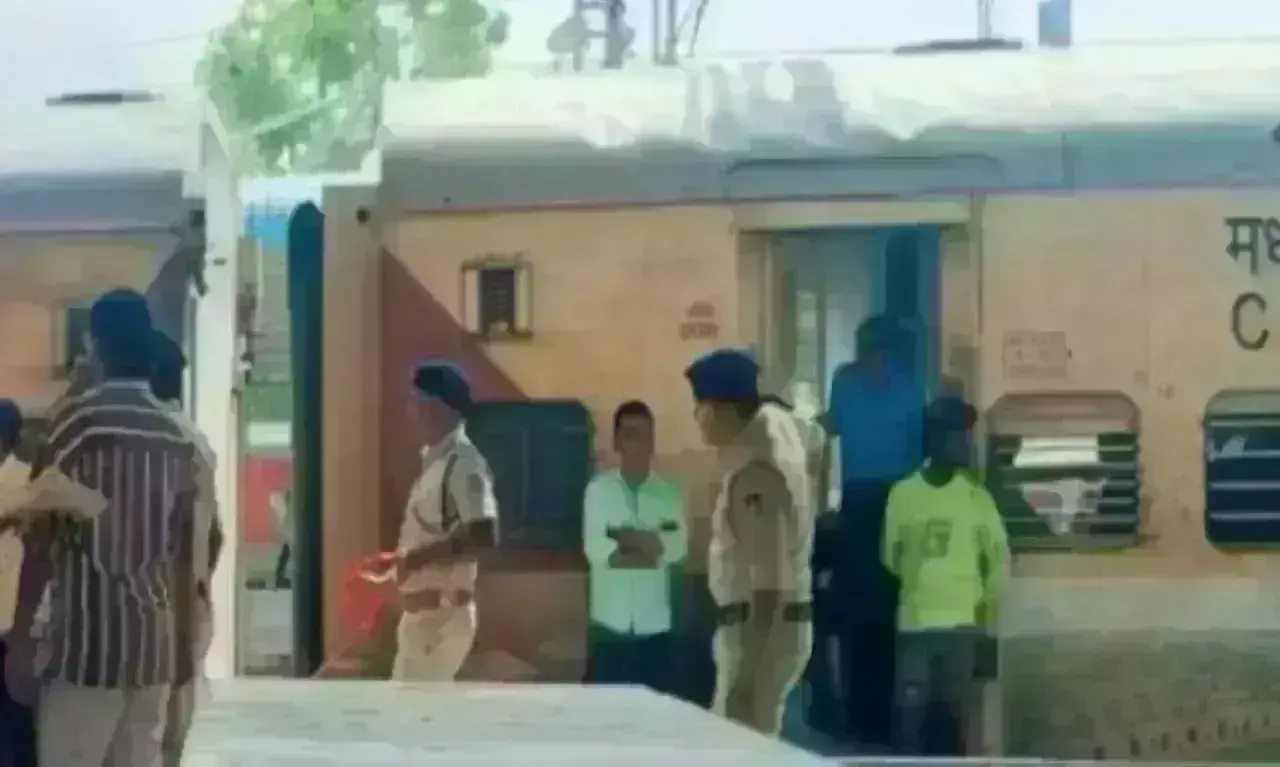 ट्रेन में बम की सूचना से मचा हड़कंप, भोपाल में रोक कर ली गई तलाशी