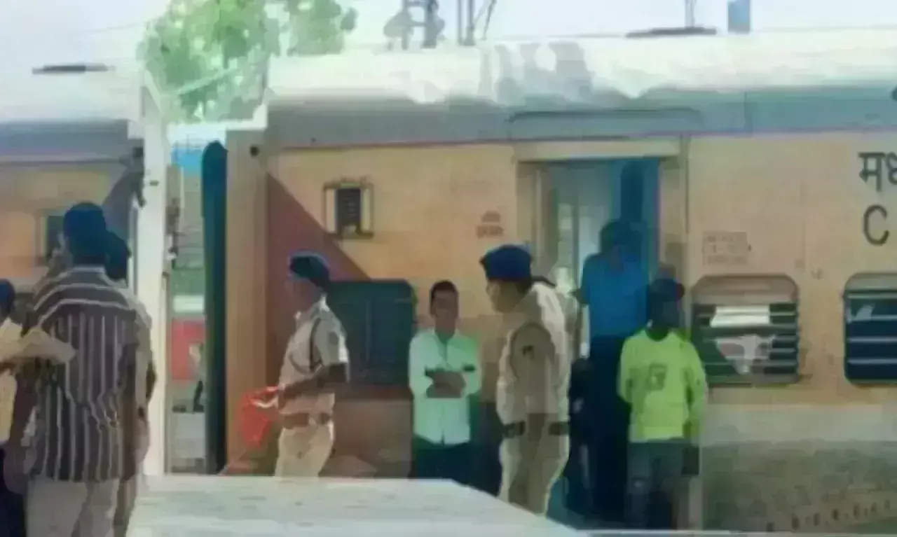 ट्रेन में बम की सूचना से मचा हड़कंप, भोपाल में रोक कर ली गई तलाशी