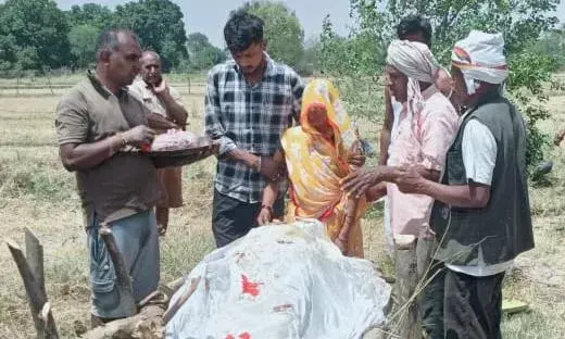 सतना में बेटे का फर्ज निभा रही बेटी ने पिता का किया अंतिम संस्कार