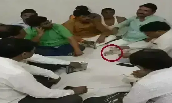 मैनपुरी में बसपा प्रत्याशी का नोट बांटने का वीडियो वायरल, चुनाव आयोग ने लिया संज्ञान