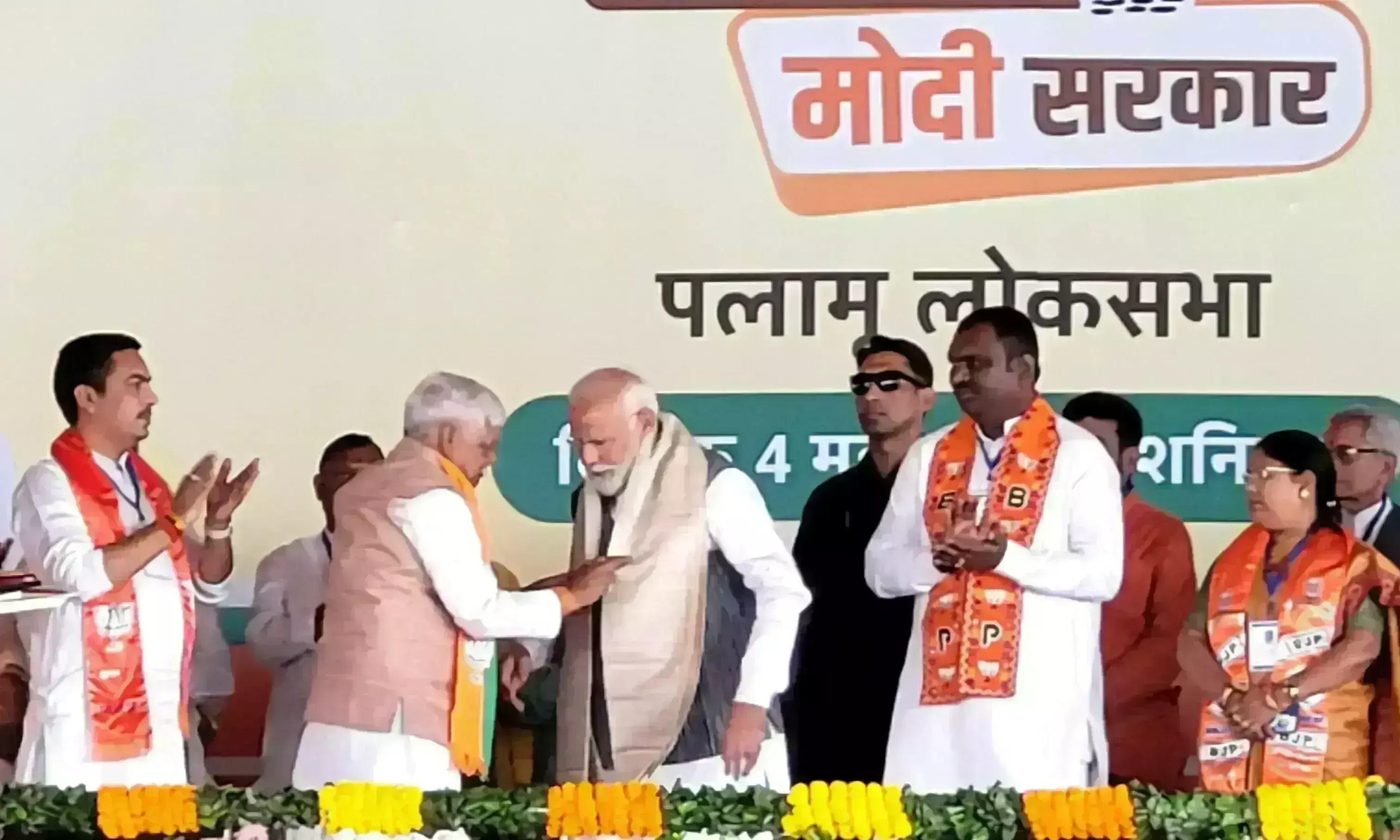 विपक्ष पर बरसे प्रधानमंत्री मोदी, कहा - पिछड़ों और दलितों के आरक्षण को किसी भी हाल में छीनने नहीं देंगे