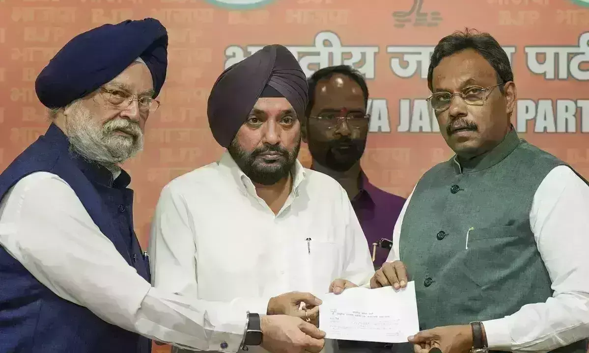 दिल्ली में कांग्रेस को बड़ा झटका, पूर्व विधायक अरविंदर सिंह लवली समेत कई नेता भाजपा में शामिल