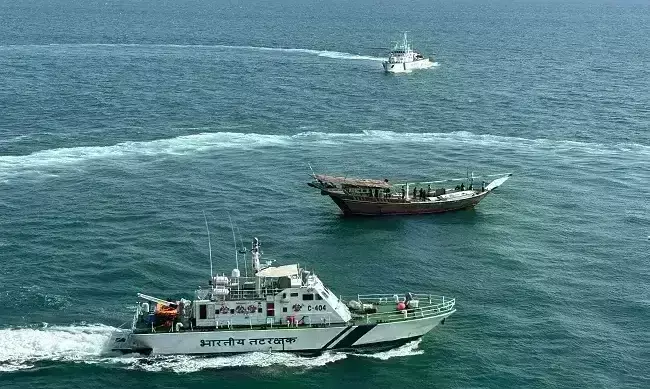 भारतीय तटरक्षक बल ने अरब सागर में पकड़ा ईरानी जहाज, चालक दल के साथ कोच्चि लाया गया