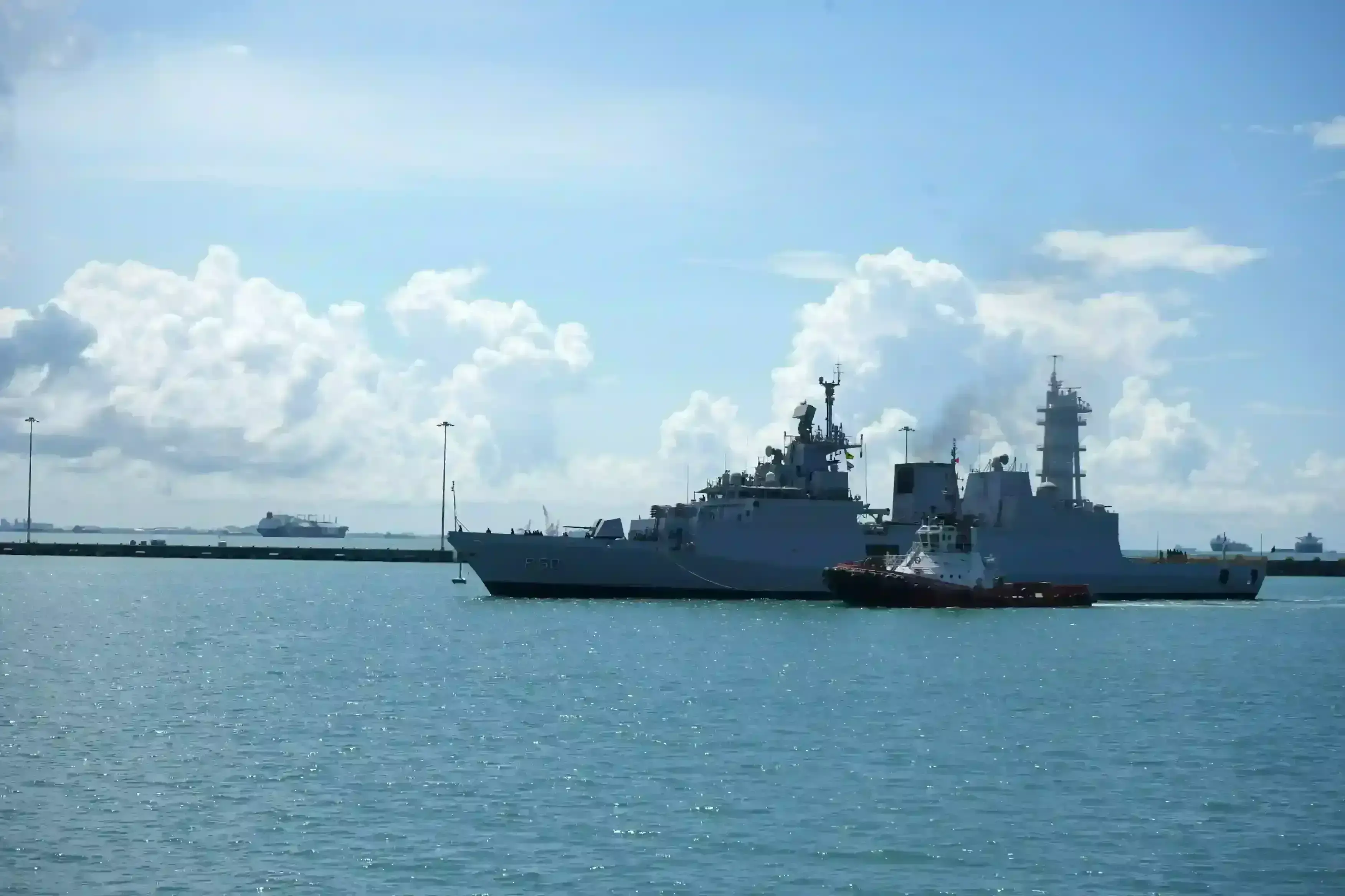 भारतीय नौसेना के तीन जहाजों की दक्षिण चीन सागर में तैनाती, सिंगापुर पहुंचे