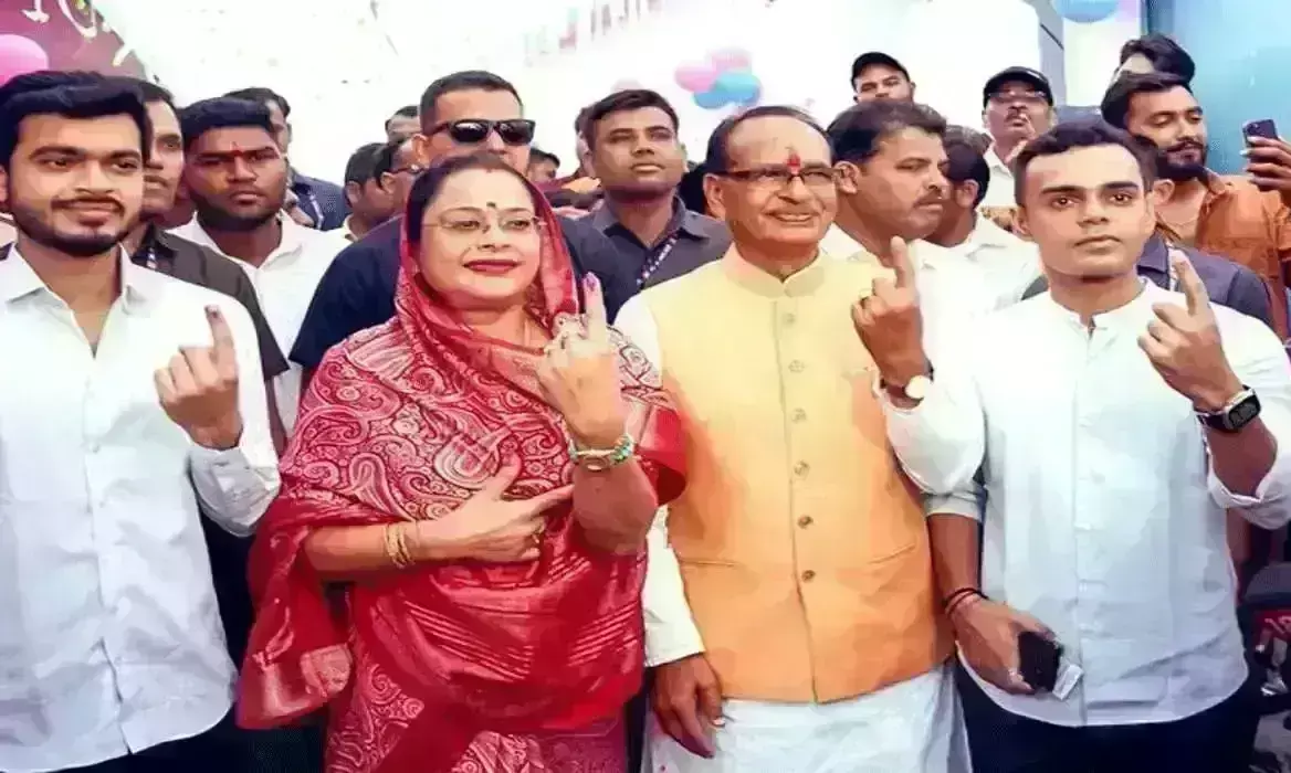शिवराज सिंह चौहान ने परिवार समेत किया मतदान, कहा - प्रदेश में 29 सीटों पर भाजपा की जीत होगी